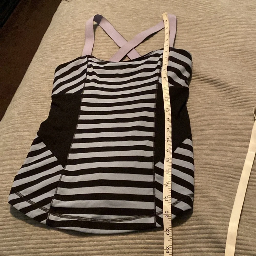 Lululemon workout tank size small 4 (tag says 6) - Picture 7 of 9